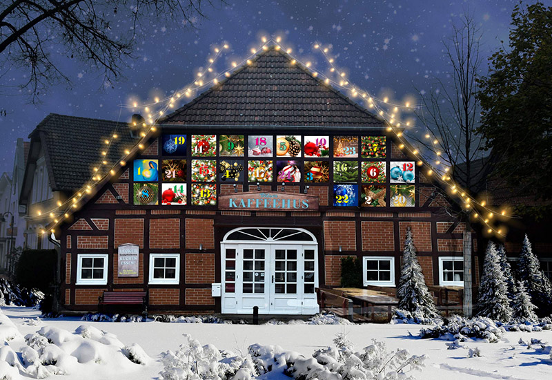 Vorderansicht des Vilser Kaffeehuses mit geschlossenen Türchen des XXL-Adventskalenders am Giebel des Hauses